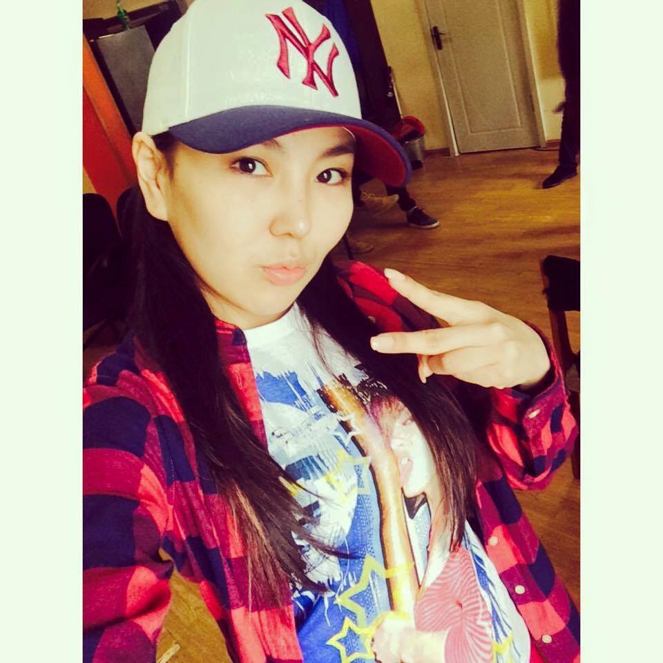 Жүжигчин З.Номундарь ээжийгээ дуудаад “Энд Бараа ах хувцсаа хийнэ шүү” гэж тэдний хайрыг хүлээн авсан